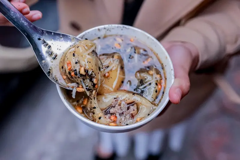 Thưởng thức b&aacute;nh tr&ocirc;i t&agrave;u H&agrave; Nội ấm &aacute;p ng&agrave;y đ&ocirc;ng 4