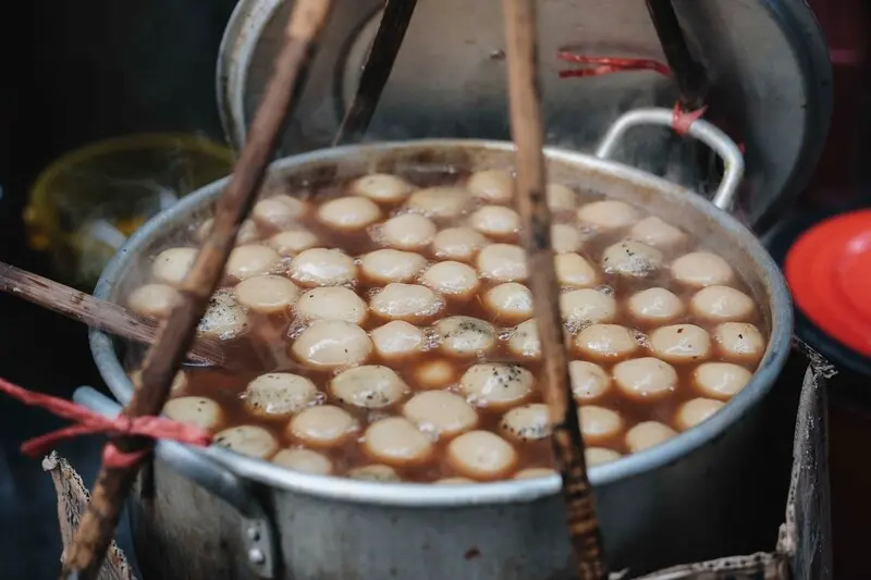 Thưởng thức b&aacute;nh tr&ocirc;i t&agrave;u H&agrave; Nội ấm &aacute;p ng&agrave;y đ&ocirc;ng 3