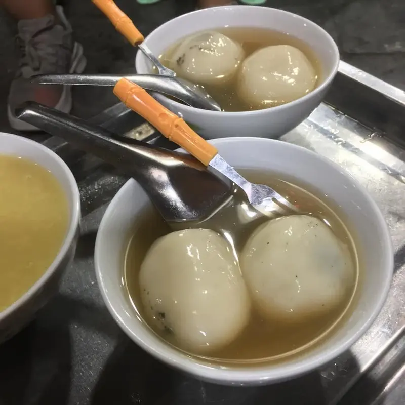 Thưởng thức b&aacute;nh tr&ocirc;i t&agrave;u H&agrave; Nội ấm &aacute;p ng&agrave;y đ&ocirc;ng 6