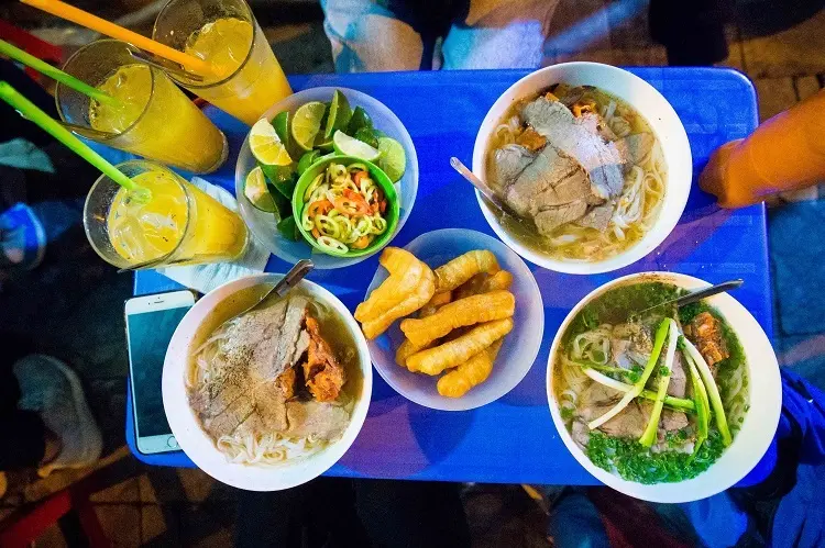Thưởng thức đặc sản phở g&aacute;nh H&agrave; Nội với 6 qu&aacute;n phở nổi tiếng 7