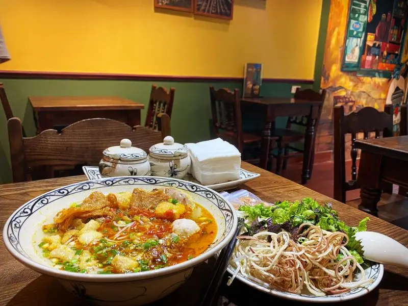 Top 10 qu&aacute;n b&uacute;n ri&ecirc;u ngon H&agrave; Nội được d&acirc;n s&agrave;nh ăn khuy&ecirc;n đi 2