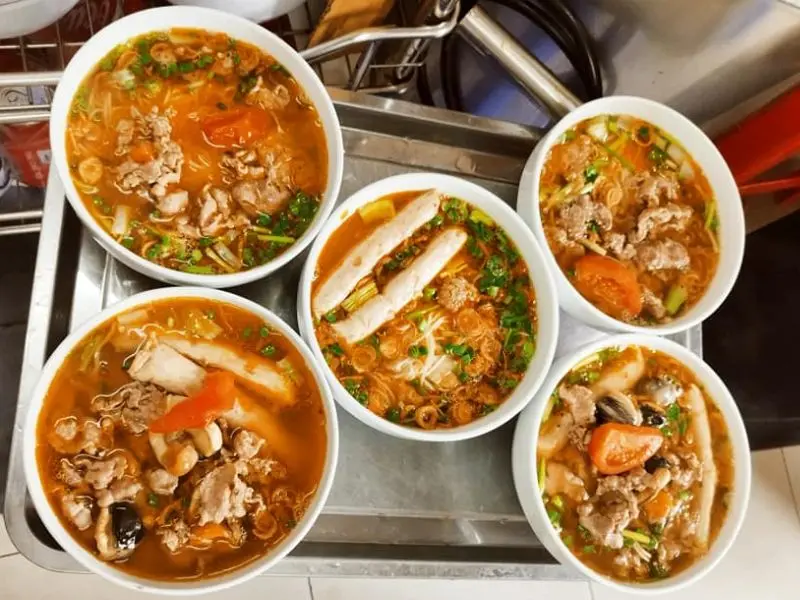 Top 10 qu&aacute;n b&uacute;n ri&ecirc;u ngon H&agrave; Nội được d&acirc;n s&agrave;nh ăn khuy&ecirc;n đi 11