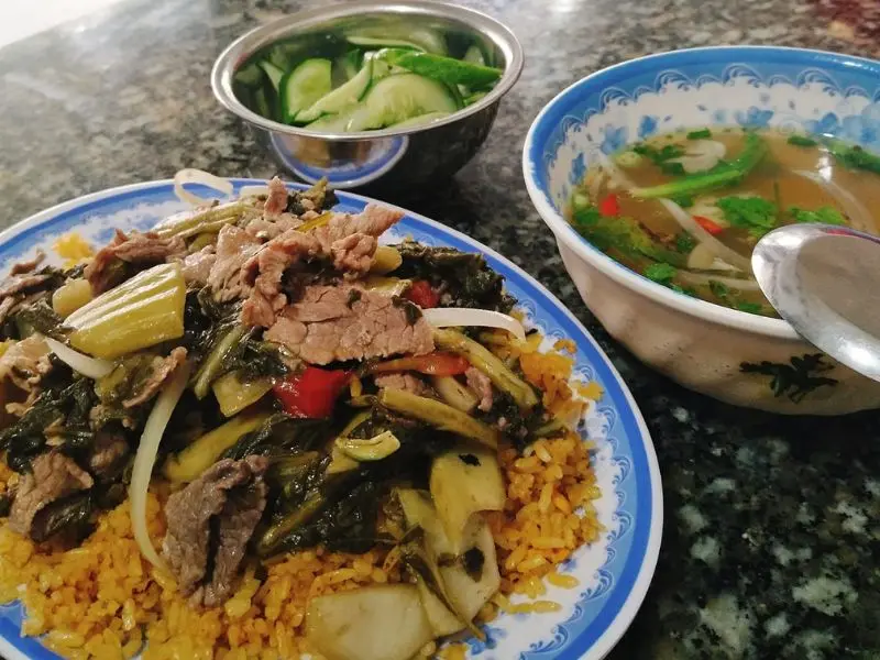 Top 10 qu&aacute;n cơm rang dưa b&ograve; thơm ngon, hương vị đậm chất phố cổ 3