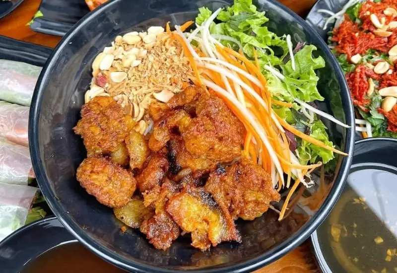 Top 11 qu&aacute;n b&uacute;n thịt nướng H&agrave; Nội ngon nức tiếng, chuẩn vị 2