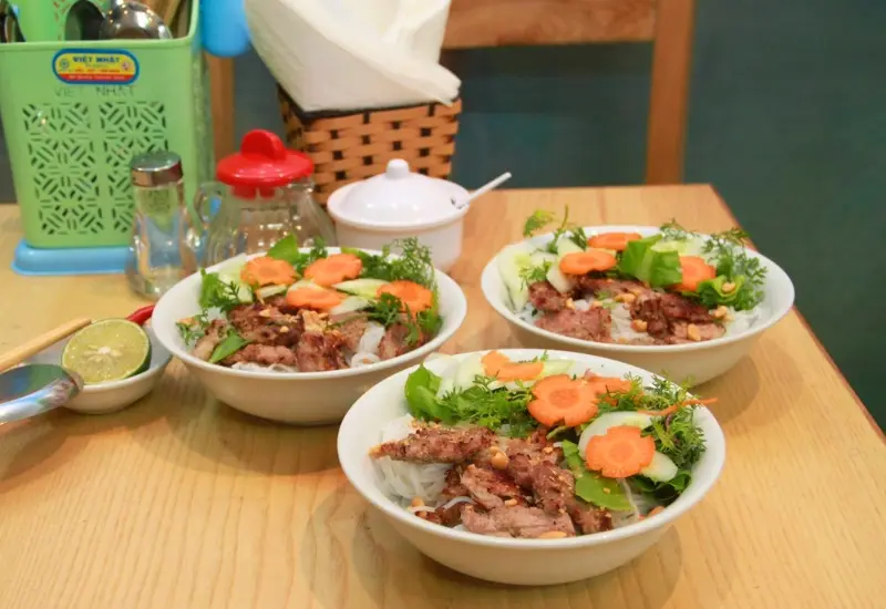 Top 11 qu&aacute;n b&uacute;n thịt nướng H&agrave; Nội ngon nức tiếng, chuẩn vị 12