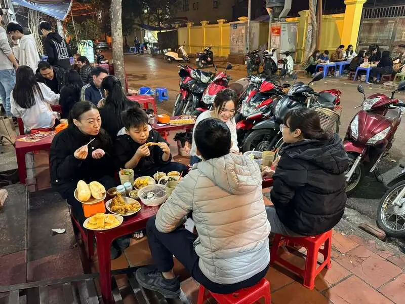 Top 11 qu&aacute;n ốc đ&ecirc;m H&agrave; Nội lan tỏa hương vị ấm nồng 2