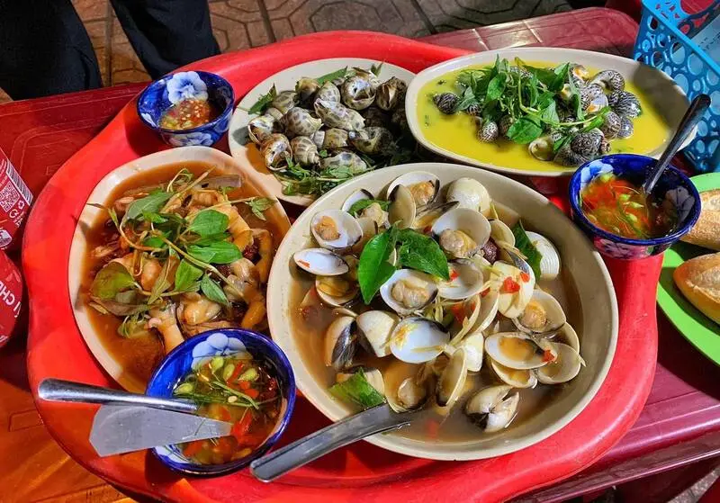 Top 11 qu&aacute;n ốc đ&ecirc;m H&agrave; Nội lan tỏa hương vị ấm nồng 7