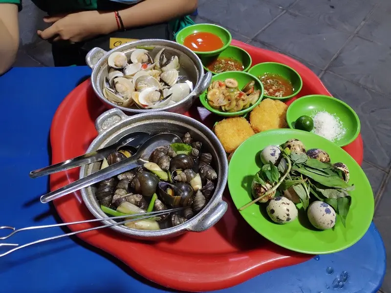Top 11 qu&aacute;n ốc đ&ecirc;m H&agrave; Nội lan tỏa hương vị ấm nồng 11