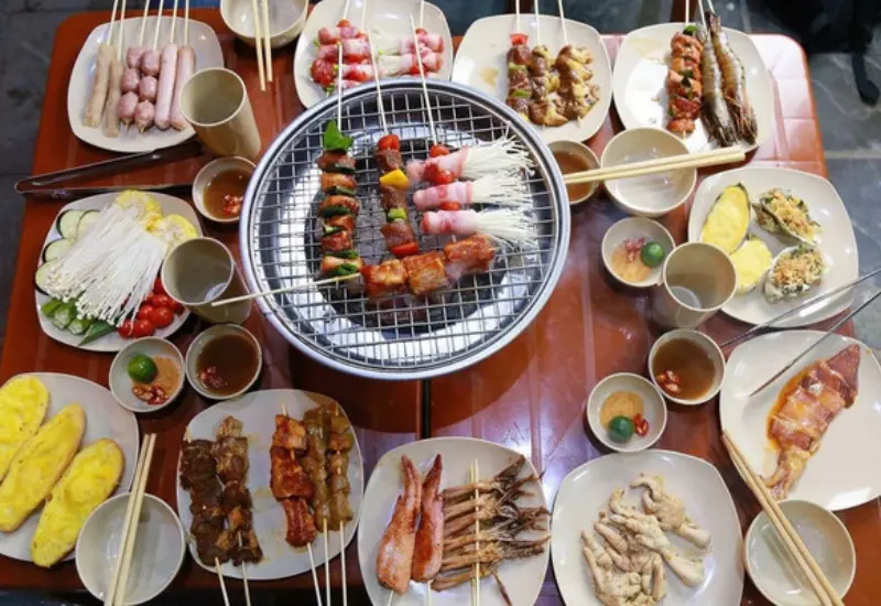 Top 13 qu&aacute;n ăn mở xuy&ecirc;n Tết 2026 tại H&agrave; Nội si&ecirc;u chất lượng 12