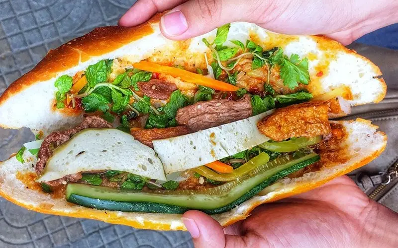 Top 15 qu&aacute;n b&aacute;nh m&igrave; H&agrave; Nội chuẩn vị phố cổ được y&ecirc;u th&iacute;ch 8