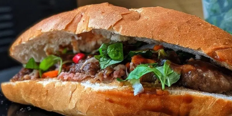 Top 15 qu&aacute;n b&aacute;nh m&igrave; H&agrave; Nội chuẩn vị phố cổ được y&ecirc;u th&iacute;ch 4
