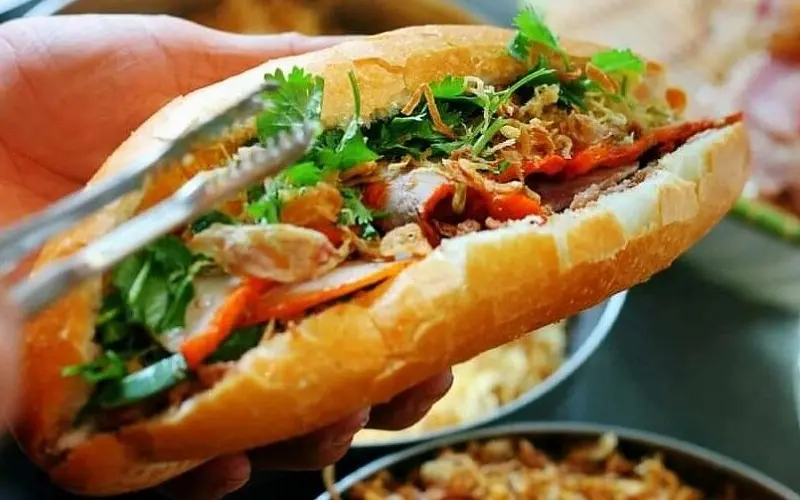 Top 15 qu&aacute;n b&aacute;nh m&igrave; H&agrave; Nội chuẩn vị phố cổ được y&ecirc;u th&iacute;ch 10