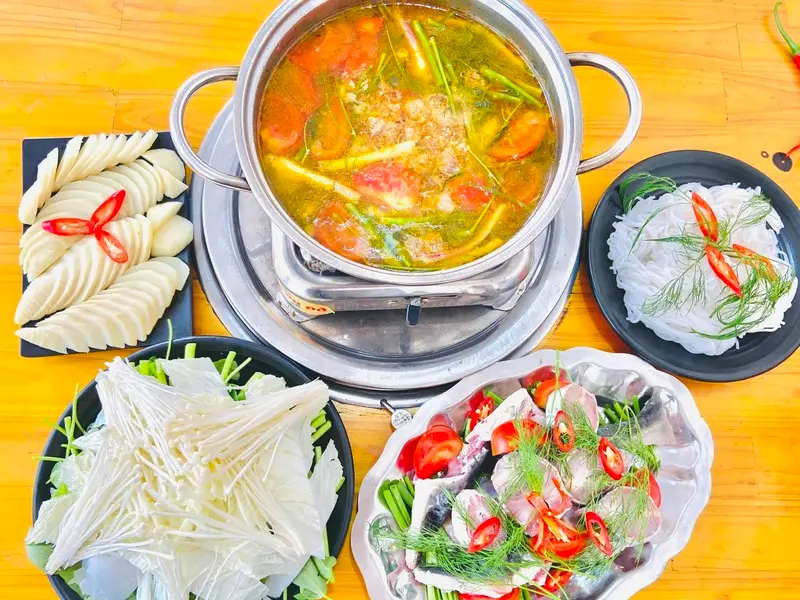 Top qu&aacute;n lẩu c&aacute; tầm H&agrave; Nội chinh phục thực kh&aacute;ch với hương vị T&acirc;y Bắc 3