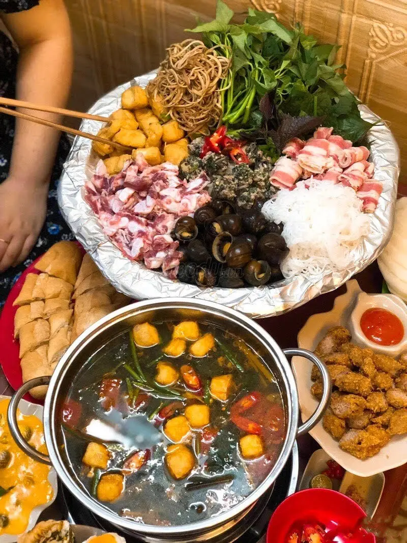 Trải nghiệm 10 qu&aacute;n lẩu ốc nổi tiếng tại H&agrave; Nội 2