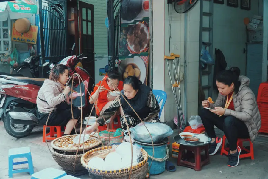 Trải nghiệm B&uacute;n ốc nguội c&ocirc; B&aacute;u trứ danh H&agrave; Th&agrave;nh 2