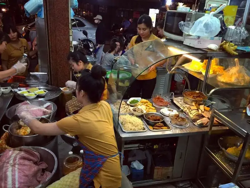 Trải nghiệm hàng xôi Yến 'huyền thoại' tại Hà Nội 9