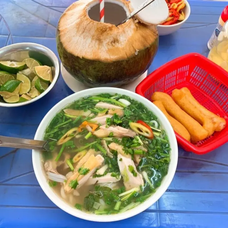 Trải nghiệm Phở g&agrave; Ch&acirc;m đắt đỏ bậc nhất phố Cổ đ&ocirc;ng nghẹt kh&aacute;ch 5
