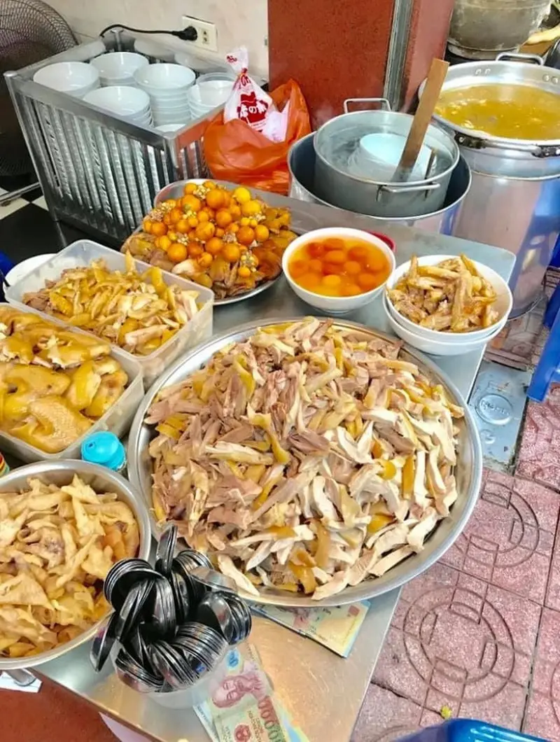Trải nghiệm Phở g&agrave; Ch&acirc;m đắt đỏ bậc nhất phố Cổ đ&ocirc;ng nghẹt kh&aacute;ch 2