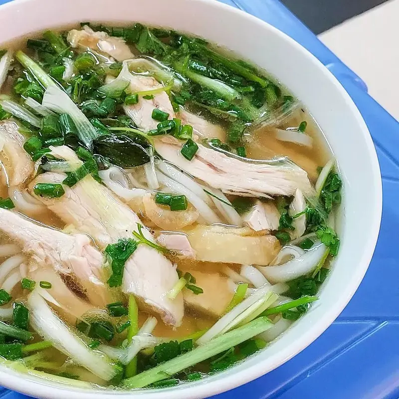 Trải nghiệm Phở g&agrave; Ch&acirc;m đắt đỏ bậc nhất phố Cổ đ&ocirc;ng nghẹt kh&aacute;ch 3
