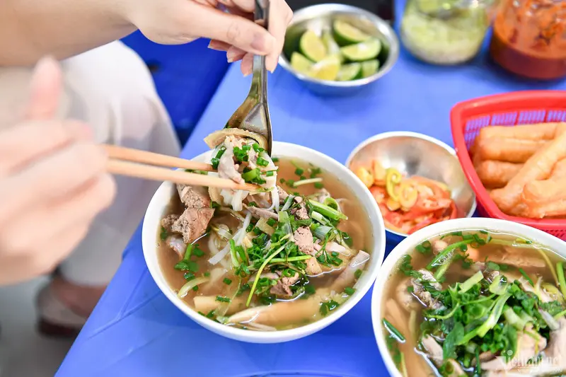 Trải nghiệm Phở g&agrave; Ch&acirc;m đắt đỏ bậc nhất phố Cổ đ&ocirc;ng nghẹt kh&aacute;ch 4