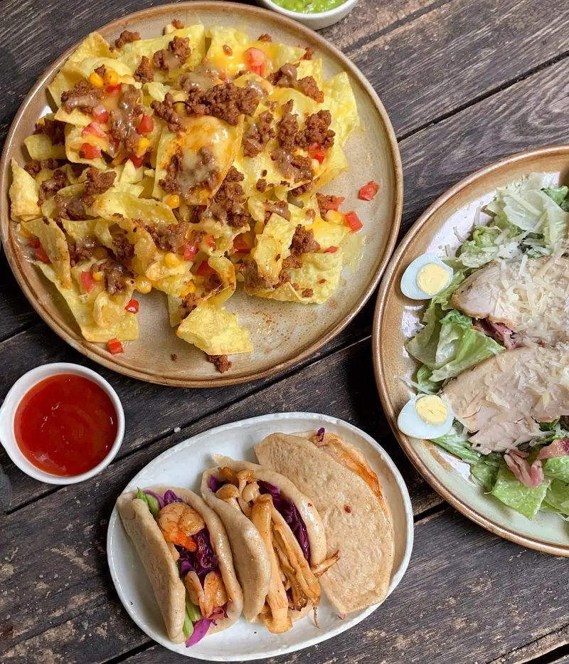 Xofa Caf&eacute; & Bistro: nơi tr&uacute; ch&acirc;n ấm &aacute;p mỗi khi đ&ecirc;m về 11