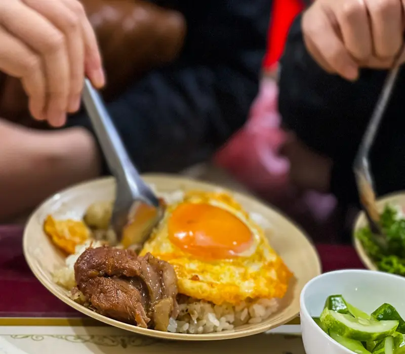 Xôi ông Hòa: Thưởng thức xôi thịt má đào nức tiếng Hà Nội 3