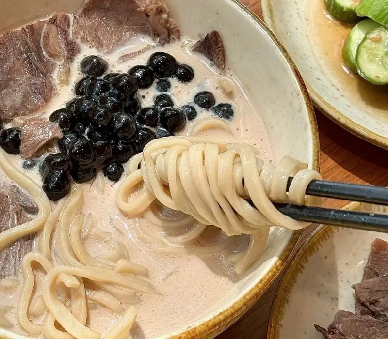Độc lạ mì trà sữa trân châu bắp bò đi đầu xu hướng Fusion food
