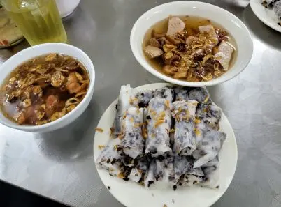 Review hai hàng bánh cuốn Đội Cấn nổi tiếng tại Hà Nội