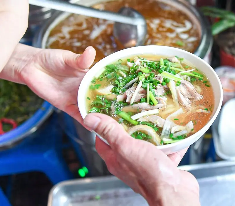 Trải nghiệm Phở gà Châm đắt đỏ bậc nhất phố Cổ đông nghẹt khách