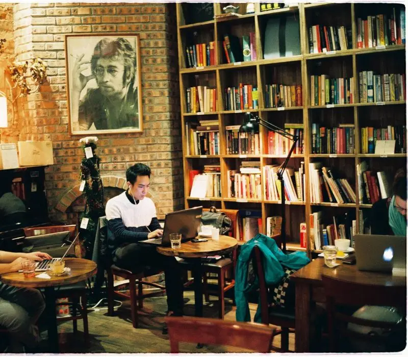 Tranquil Books & Coffee: Quán café - thư viện phong cách vintage