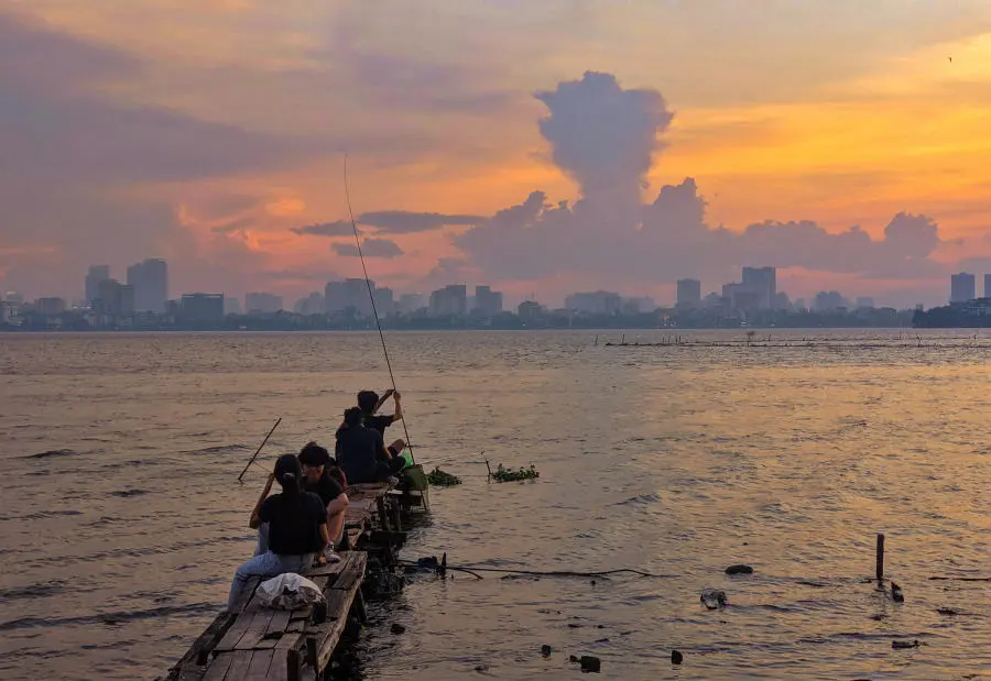 Bức tranh Ho&agrave;ng h&ocirc;n Hồ T&acirc;y mỗi buổi chiều t&agrave; đẹp m&ecirc; mẩn l&ograve;ng người 10