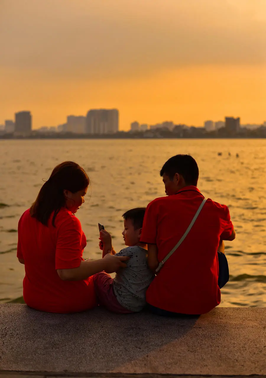 Bức tranh Ho&agrave;ng h&ocirc;n Hồ T&acirc;y mỗi buổi chiều t&agrave; đẹp m&ecirc; mẩn l&ograve;ng người 8