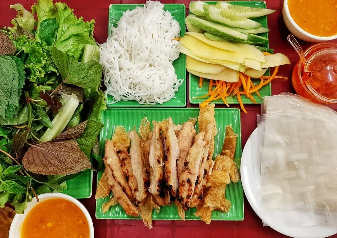C&ugrave;ng kh&aacute;m ph&aacute; danh s&aacute;ch m&oacute;n ngon H&agrave; Nội tại phố đi bộ Hồ Gươm 5