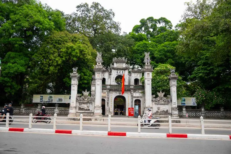 Dạo bước ngắm đường Thanh Ni&ecirc;n, con phố t&igrave;nh y&ecirc;u của H&agrave; Nội 11