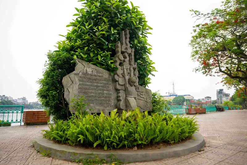 Dạo bước ngắm đường Thanh Ni&ecirc;n, con phố t&igrave;nh y&ecirc;u của H&agrave; Nội 9