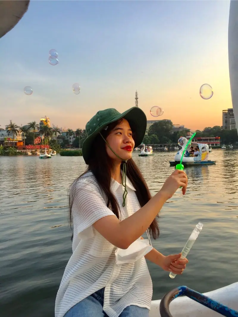 Đạp vịt hồ T&acirc;y, l&ecirc;nh đ&ecirc;nh tr&ecirc;n mặt nước m&agrave;u xanh ngọc b&iacute;ch 8