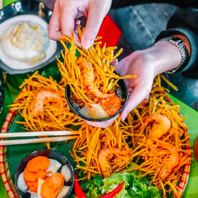 Đạp vịt hồ T&acirc;y, l&ecirc;nh đ&ecirc;nh tr&ecirc;n mặt nước m&agrave;u xanh ngọc b&iacute;ch 12