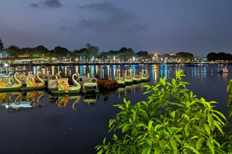 Đạp vịt hồ T&acirc;y, l&ecirc;nh đ&ecirc;nh tr&ecirc;n mặt nước m&agrave;u xanh ngọc b&iacute;ch 5