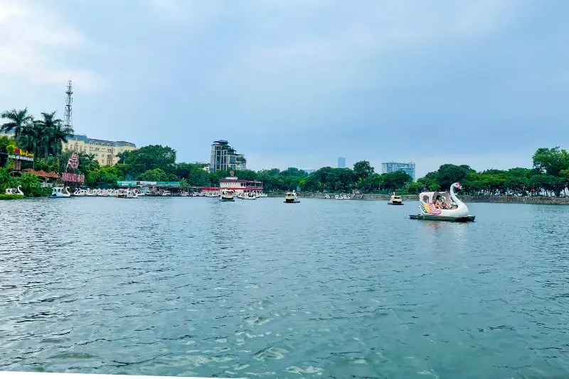 Đạp vịt hồ T&acirc;y, l&ecirc;nh đ&ecirc;nh tr&ecirc;n mặt nước m&agrave;u xanh ngọc b&iacute;ch 10