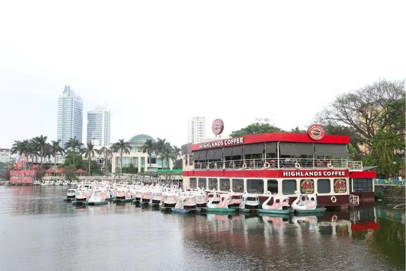 Đạp vịt hồ T&acirc;y, l&ecirc;nh đ&ecirc;nh tr&ecirc;n mặt nước m&agrave;u xanh ngọc b&iacute;ch 11