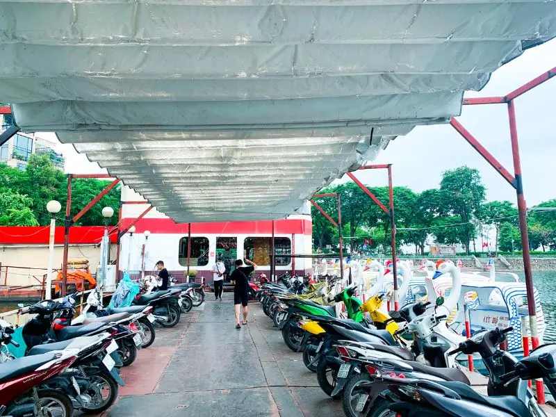 Đạp vịt hồ T&acirc;y, l&ecirc;nh đ&ecirc;nh tr&ecirc;n mặt nước m&agrave;u xanh ngọc b&iacute;ch 4