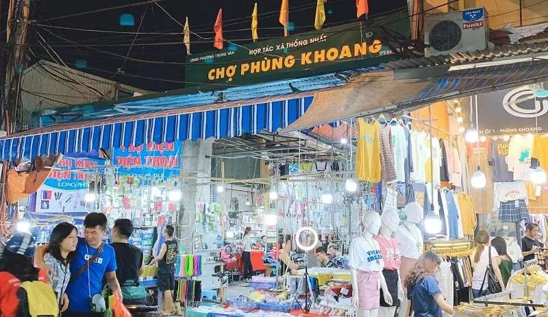 Điểm danh 7 khu chợ đ&ecirc;m H&agrave; Nội nhộn nhịp v&agrave; h&uacute;t kh&aacute;ch nhất 3