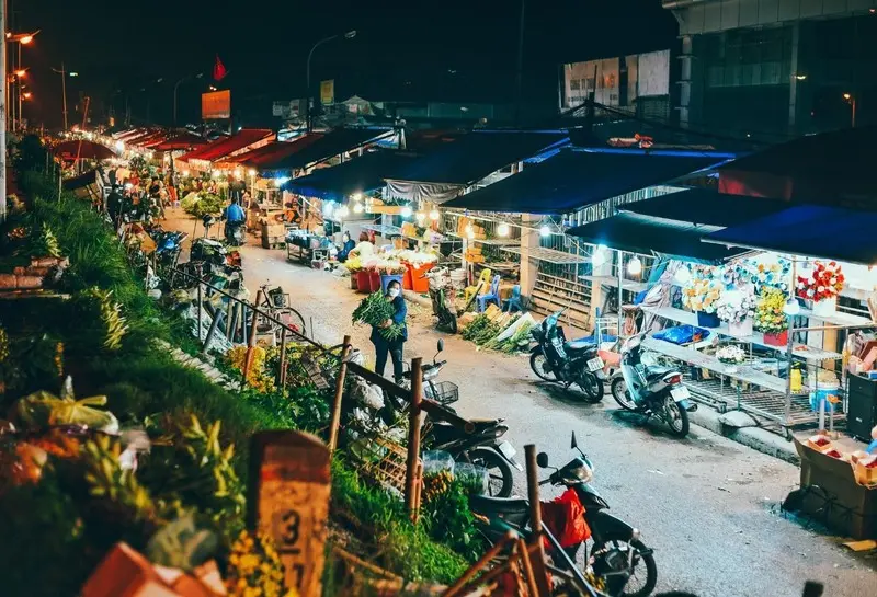 Điểm danh 7 khu chợ đ&ecirc;m H&agrave; Nội nhộn nhịp v&agrave; h&uacute;t kh&aacute;ch nhất 6