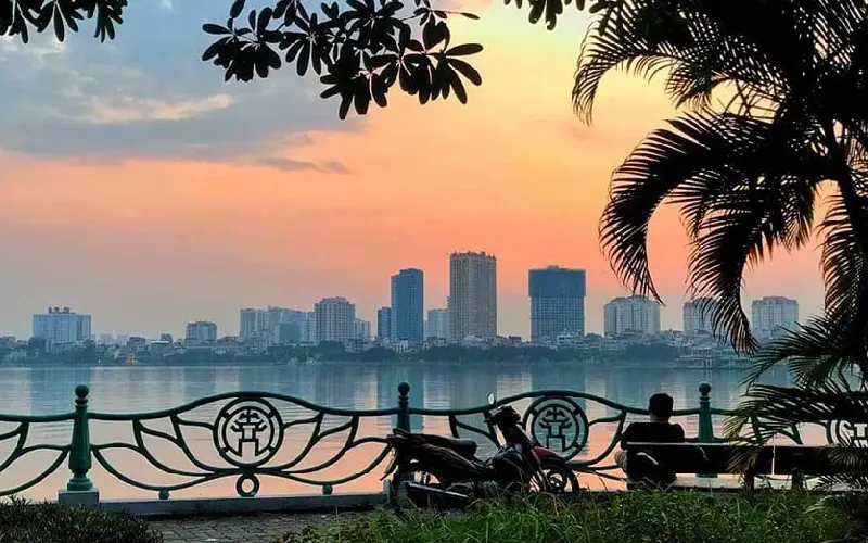 Hồ Tr&uacute;c Bạch: G&oacute;c b&igrave;nh y&ecirc;n hiếm c&oacute; giữa l&ograve;ng H&agrave; Nội nhộn nhịp 8