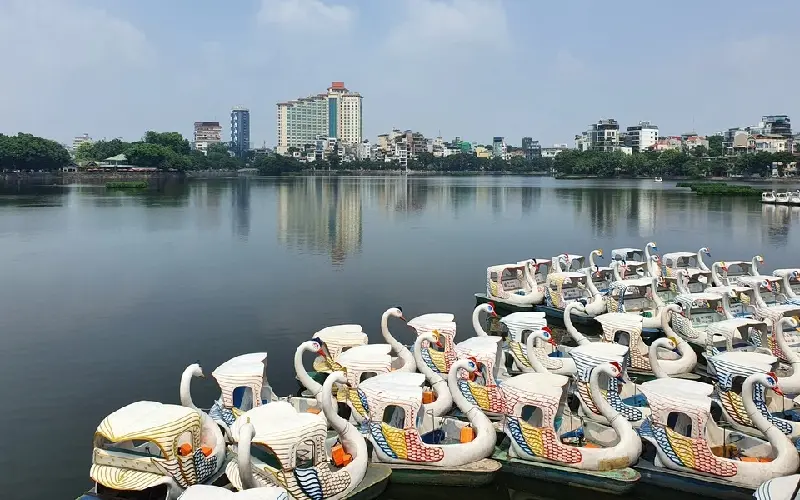 Hồ Tr&uacute;c Bạch: G&oacute;c b&igrave;nh y&ecirc;n hiếm c&oacute; giữa l&ograve;ng H&agrave; Nội nhộn nhịp 4