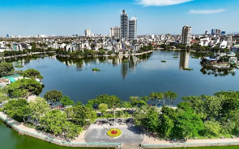 Hồ Tr&uacute;c Bạch: G&oacute;c b&igrave;nh y&ecirc;n hiếm c&oacute; giữa l&ograve;ng H&agrave; Nội nhộn nhịp 3