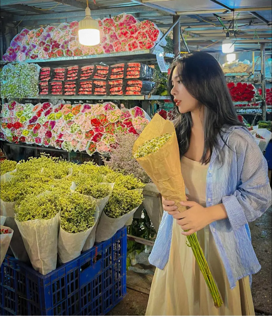 Kh&aacute;m ph&aacute; Chợ hoa Quảng B&aacute; về đ&ecirc;m c&oacute; g&igrave; đặc sắc 2