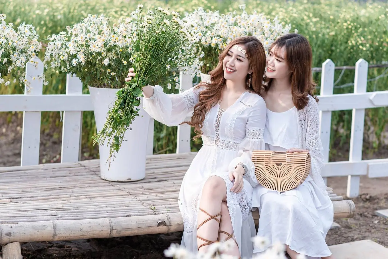 Muốn kh&aacute;m ph&aacute; H&agrave; Nội th&igrave; nhất định phải gh&eacute; đến thảo nguy&ecirc;n hoa Long Bi&ecirc;n 5
