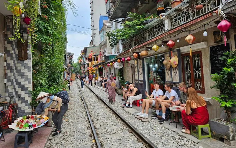 Phố c&agrave; ph&ecirc; đường t&agrave;u H&agrave; Nội: Trải nghiệm độc đ&aacute;o s&aacute;t b&ecirc;n đường ray 10