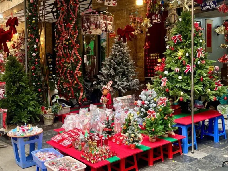 Phố H&agrave;ng M&atilde; lung linh trước thềm Noel 2025 4